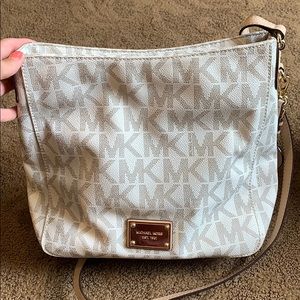 Signature Jet Set Travel Large Messenger